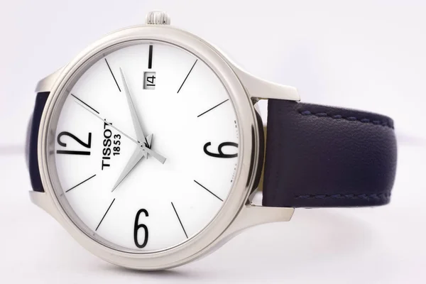 Le Locle, Suíça 15.01.2020 - Tissot homem caixa de relógio de aço inoxidável, mostrador branco cara de relógio, pulseira de couro, relógio mecânico de quartzo suíço isolado, suíço fabricado — Fotografia de Stock