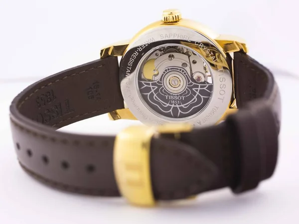 瑞士勒罗克，2020年1月15日- Tissot妇女手表不锈钢外壳，PVD镀金皮带，瑞士石英机械手表隔离，瑞士制造 — 图库照片