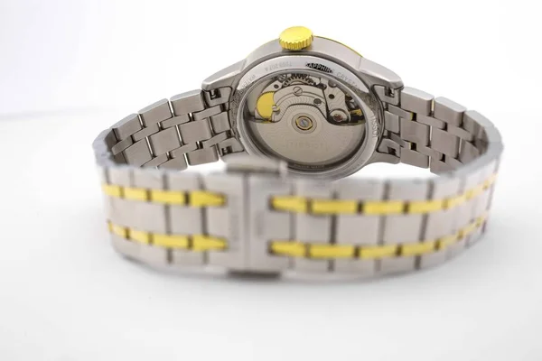 Le Locle, Швейцарія 15.01.2020 - Тиссот жінка спостерігає за металевою гільзою, золотою PVD покриває металевий браслет, висячий кварцовий механічний годинник ізольований, свиня виготовляє — стокове фото