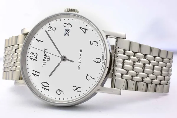 瑞士勒罗克，2020年1月15日- Tissot妇女手表不锈钢外壳，白色钟表表盘，瑞士石英机械手表隔离，瑞士制造 — 图库照片