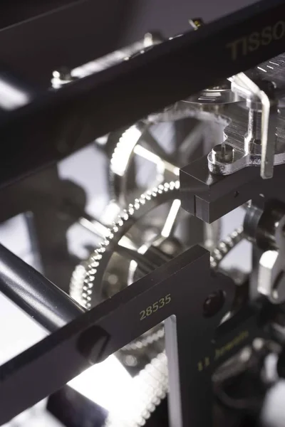 Le Locle, İsviçre 15.01.2020 - Tissot paslanmaz çelik kasa, İsviçre kuvars mekanik saati açık saat mekanizması izole saat İsviçre yapımı — Stok fotoğraf