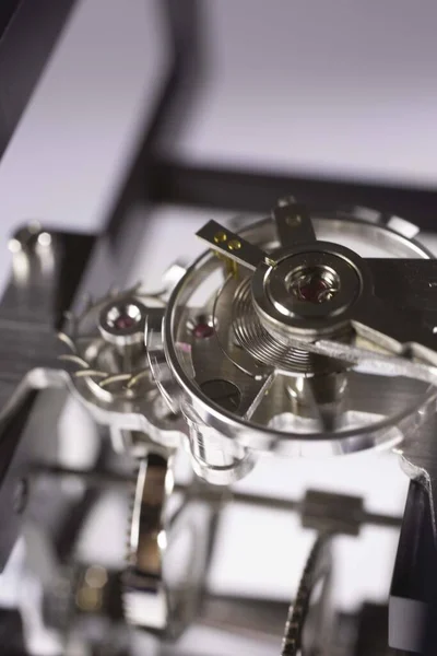 Le Locle, İsviçre 15.01.2020 - Tissot paslanmaz çelik kasa, İsviçre kuvars mekanik saati açık saat mekanizması izole saat İsviçre yapımı — Stok fotoğraf