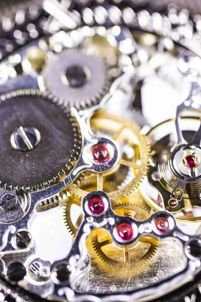 Le Locle, Suiza 15.01.2020 - Caja de acero inoxidable Tissot, reloj mecánico de cuarzo suizo mecanismo de reloj abierto reloj aislado fabricación suiza — Foto de Stock