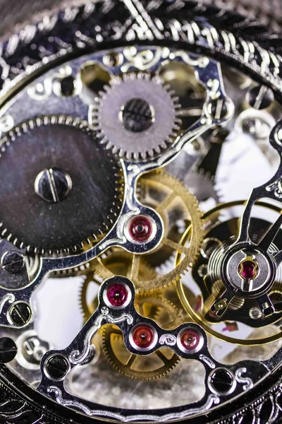 Le Locle, Suiza 15.01.2020 - Caja de acero inoxidable Tissot, reloj mecánico de cuarzo suizo mecanismo de reloj abierto reloj aislado fabricación suiza — Foto de Stock