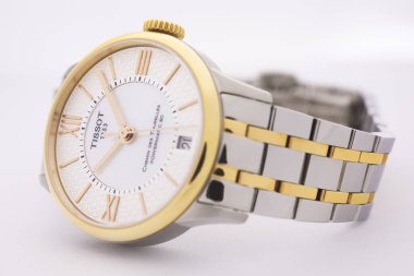 Le Locle, İsviçre 15.01.2020 - Tissot kadını paslanmaz çelik çanta, altın PVD kaplama beyaz saat yüz araması, metal bilezik, İsviçre kuvars mekanik saati izole edilmiş, İsviçre yapımı