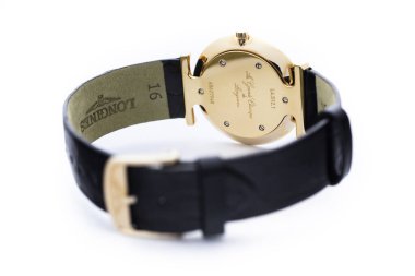 Saint-Imier, İsviçre, 2.02.2020 Longines otomatik gümüş çelik gövdeli, yakın çekimli, siyah saatli makro izole edilmiş. Longines İsviçreli lüks saatçi, Swatch grubunun bir parçası.
