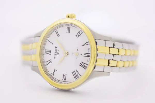 瑞士勒罗克，2020年1月15日- Tissot女士手表不锈钢外壳，PVD镀金白色钟表表盘，金属手镯，瑞士石英机械手表隔离，瑞士制造 — 图库照片