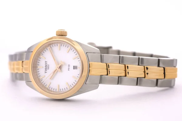 ル・ロックル、スイス15.01.2020 - Tissotの女性はステンレススチールケース、ゴールドPVDコーティングホワイトクロックフェイスダイヤル、金属ブレスレット、スイスのクォーツ機械式時計を絶縁、スイス製 — ストック写真