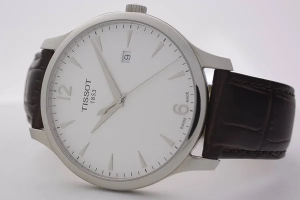 Le Locle, Ελβετία 15.01.2020 - Tissot γυναικείο ρολόι από ανοξείδωτο χάλυβα περίπτωση, λευκό ρολόι με καντράν, δερμάτινο λουράκι, ελβετικό χαλαζία μηχανικό ρολόι απομονωμένο, ελβετική κατασκευή — Φωτογραφία Αρχείου