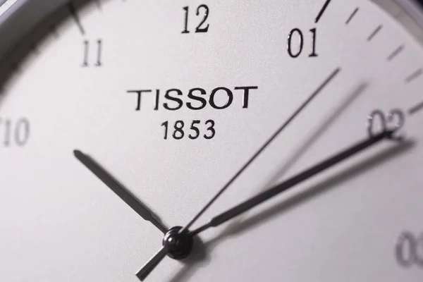 Le Locle, Suiza 15.01.2020 - Tissot hombre reloj caja de acero inoxidable, esfera blanca del reloj,, cuarzo suizo reloj mecánico aislado, fabricación suiza —  Fotos de Stock