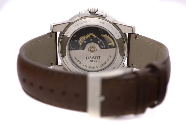 ル・ロックル、スイス15.01.2020 - Tissot男性はステンレススチールケース、レザーストラップスイスのクォーツ機械式時計オープンウォッチ機構は、スイスは製造作られた時計を隔離見て見て見て見て — ストック写真