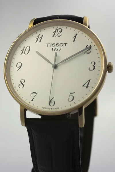 Le Locle, Швейцарія 15.01.2020 - Tissot man watch less steel case, gold PVD covering white clock face dial, ather strap, swiss quartz meticical watch isolated, swiss made production — стокове фото