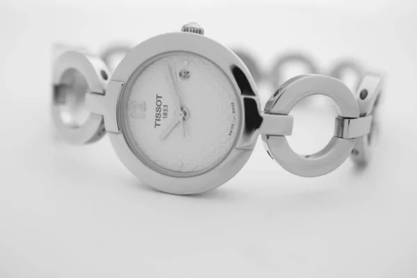 Le Locle, Ελβετία 15.01.2020 - γυναικείο ρολόι Tissot από ανοξείδωτο χάλυβα περίπτωση, λευκό ρολόι με καντράν, μεταλλικό βραχιόλι, ελβετικό χαλαζία μηχανικό ρολόι απομονωμένο, ελβετική κατασκευή — Φωτογραφία Αρχείου