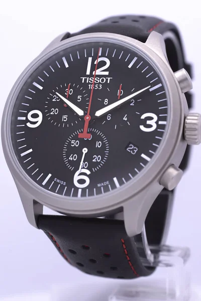 Le Locle, Švýcarsko 15.01.2020 - Tissot pánské hodinky nerezové pouzdro, černé hodiny čelní ciferník, kožený řemínek, švýcarský křemen mechanické hodinky izolované, švýcarská výroba — Stock fotografie
