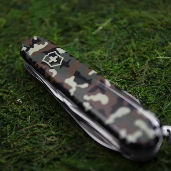 Ibach, Switzerland 02.02.2020 - Camouflage Swiss Army knife Victorinox — Stock Photo, Image