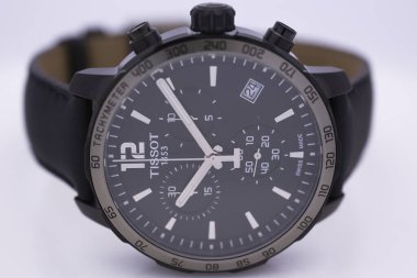 Le Locle, İsviçre 15.01.2020 - Tissot adam paslanmaz çelik çanta, siyah saat yüz arama, deri kayış, İsviçre kuvars mekanik saati izole, İsviçre yapımı