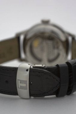 Le Locle, İsviçre 15.01.2020 - Tissot adam paslanmaz çelik çanta, deri kayışlı İsviçre kuvars mekanik saat açık saat mekanizması İsviçre yapımı izole saat