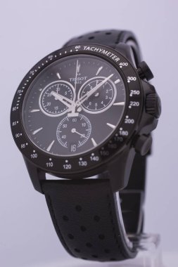 Le Locle, İsviçre 15.01.2020 - Tissot adam paslanmaz çelik çanta, siyah saat yüz arama, deri kayış, İsviçre kuvars mekanik saati izole, İsviçre yapımı