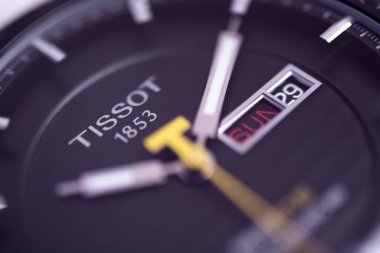 Le Locle, İsviçre 15.01.2020 - Tissot adam paslanmaz çelik çanta, İsviçre kuvars mekanik saati izole, İsviçre yapımı