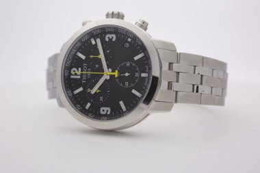 Le Locle, İsviçre 15.01.2020 - Tissot kadın paslanmaz çelik çanta, siyah saat yüz araması, metal bilezik, İsviçre kuvars mekanik saati izole edilmiş, İsviçre yapımı