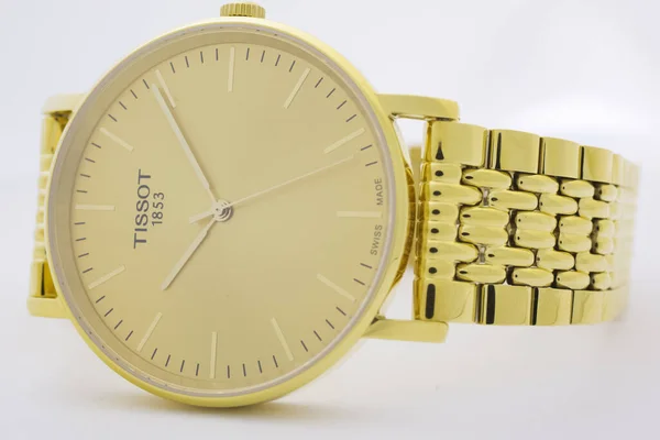 Le Locle, Szwajcaria 15.01.2020 - Tissot woman watch stainless steel case, gold PVD coating metalowa bransoletka, szwajcarski kwarcowy zegarek mechaniczny izolowany, szwajcarska produkcja — Zdjęcie stockowe