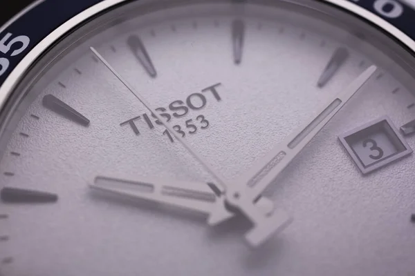 Le Locle, İsviçre 15.01.2020 - Tissot adam paslanmaz çelik çanta, beyaz saat yüz arama, İsviçre kuvars mekanik saat izole, İsviçre yapımı — Stok fotoğraf