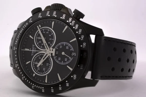 Le Locle, Ελβετία 15.01.2020 - Tissot man watch stainless steel case, μαύρο ρολόι προσώπου καντράν, δερμάτινο λουράκι, ελβετικό χαλαζία μηχανικό ρολόι απομονωμένο, ελβετική κατασκευή — Φωτογραφία Αρχείου