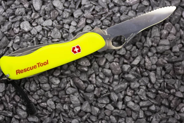 Ibach, Szwajcaria 02.02.2020 - żółte narzędzie ratownicze Victorinox Swiss Army knife — Zdjęcie stockowe