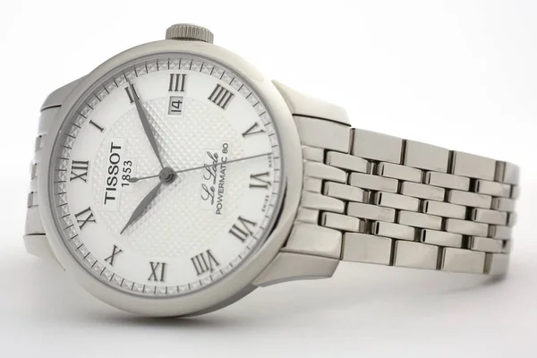 Le Locle, Švýcarsko 15.01.2020 - Tissot žena hodinky nerezové pouzdro, bílé hodiny čelní ciferník, kovový náramek, švýcarský křemen mechanické hodinky izolované, švýcarská výroba — Stock fotografie