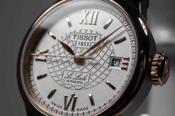 Le Locle, İsviçre 15.01.2020 - Tissot kadını paslanmaz çelik çanta, metal bilezik, İsviçreli kuvars mekanik saat izole edilmiş, İsviçre yapımı