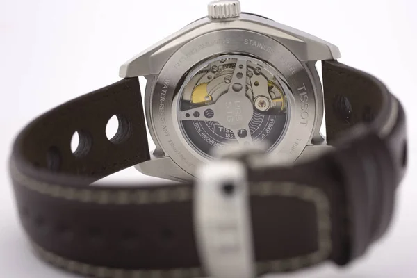ル・ロックル、スイス15.01.2020 - Tissot男性はステンレススチールケース、レザーストラップスイスのクォーツ機械式時計オープンウォッチ機構は、スイスは製造作られた時計を隔離見て見て見て見て — ストック写真