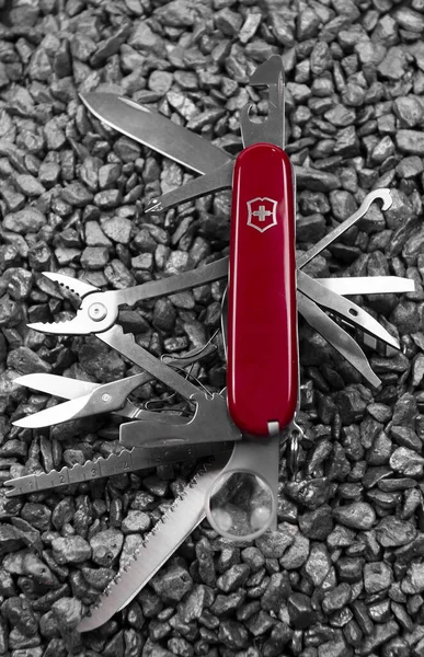 İbach, İsviçre 02.02.2020 - İsviçre Ordu çakısı Victorinox Red çoklu aracı açıldı — Stok fotoğraf