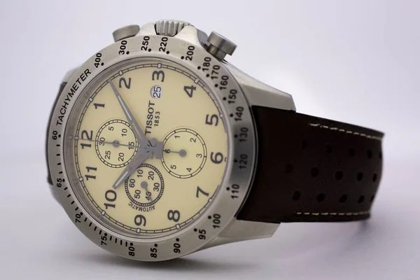 Le Locle, Švýcarsko 15.01.2020 - Tissot pánské hodinky nerezové pouzdro, kožený řemínek, švýcarské křemenné mechanické hodinky izolované, švýcarská výroba — Stock fotografie