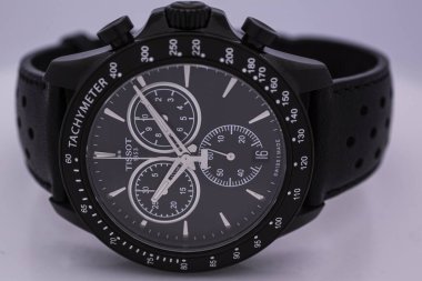 Le Locle, İsviçre 15.01.2020 - Tissot adam paslanmaz çelik çanta, siyah saat yüz arama, deri kayış, İsviçre kuvars mekanik saati izole, İsviçre yapımı