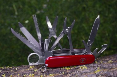 İbach, İsviçre 02.02.2020 - kırmızı İsviçre ordu bıçağı Victorinox 'u açtı