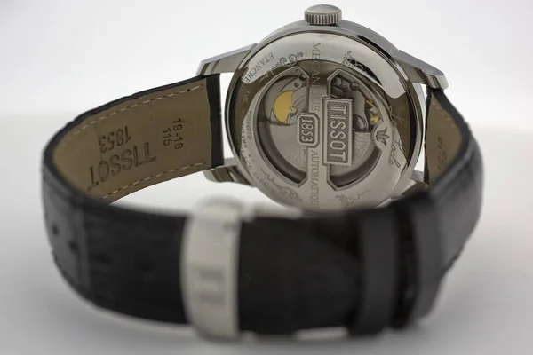 Le Locle, Szwajcaria 15.01.2020 - Tissot man watch stainless steel case, skórzany pasek, szwajcarski kwarcowy zegarek mechaniczny izolowany, szwajcarska produkcja — Zdjęcie stockowe