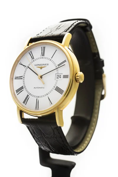 Saint-Imier, İsviçre, 2.02.2020 - Longines altın veya çelik gövdeli deri kayışlı saat. Saat, makroyu tek başına ayakta tutuyor. Longines İsviçreli lüks saatçi, Swatch grubunun bir parçası.. — Stok fotoğraf
