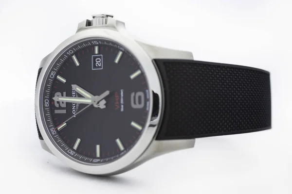 Сен-Имье, Швейцария, 2 февраля 2020 года - стальные часы Longines VHP с ремешком. Longines - швейцарская часовая компания класса люкс со штаб-квартирой в Сент-Имье, входящая в группу Swatch. . — стоковое фото