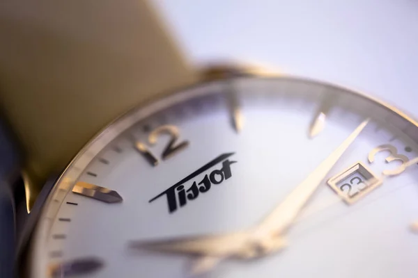ル・ロックル、スイス15.01.2020 - Tissot男性はステンレススチールケース、ゴールドPVDコーティングホワイトクロックフェイスダイヤル、レザーストラップ、スイス製クォーツ機械式時計を絶縁、スイス製 — ストック写真
