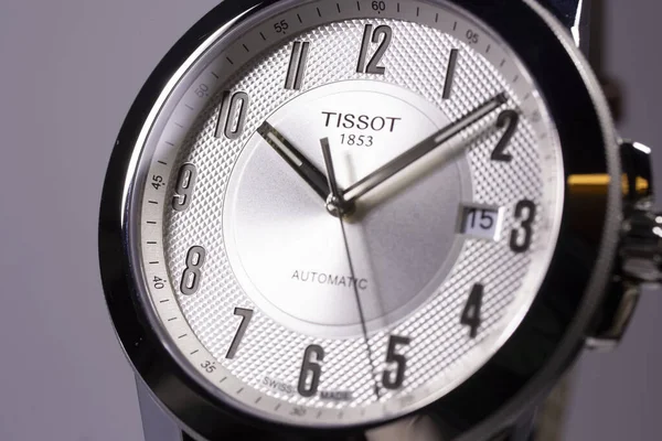 Le Locle, İsviçre 15.01.2020 - Tissot adam paslanmaz çelik çanta, beyaz saat yüz arama, deri kayış, İsviçre kuvars mekanik saati izole, İsviçre yapımı — Stok fotoğraf