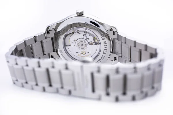 Saint-Imier, Ελβετία, 2.02.2020 - Αυτόματο ασημένιο ατσάλινο σώμα με μπρασελέ ρολόι close-up, μακρο-απομονωμένο μηχανισμό ρολογιού. Longines είναι ελβετικό ρολόι πολυτελείας, μέρος του ομίλου Swatch. — Φωτογραφία Αρχείου