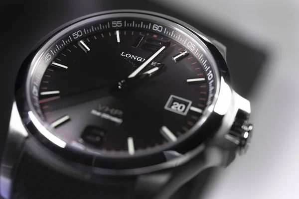 Saint-Imier, Switzerland, 2.02.2020 - Longines VHP steel body with a strap watch close-up clock face macro. 롱 엔 즈 (Longines) 는 스위스의 고급 시계 제조 업체 로 , Swatch 그룹의 일부 인 Saint-Imier 에 기반을 둔다.. — 스톡 사진