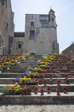 Gotik mahalledeki merdiven. Girona çiçekleri. Tiempo de un festivali.