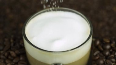 Şeker, kahve köpüğü, doğal arka plan. Latte malzemeleri. Sabah konsepti