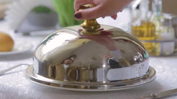 Číšník otevírá luxusní lesklý Cloche pro jídlo. — Stock video