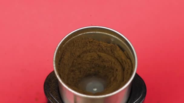 Moinho de café elétrico moagem de grãos em pó, fundo vermelho. Conceito matinal — Vídeo de Stock