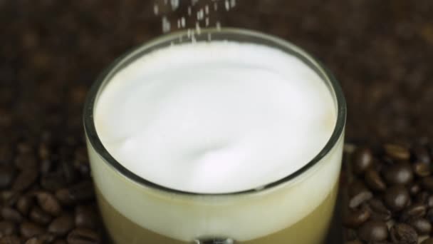 Häll socker, kaffe skum, naturlig bakgrund. Latte ingredienser. Morgonkoncept — Stockvideo