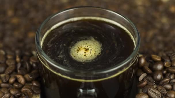 Milch in Kaffeetasse gießen, natürliche Bohnen Hintergrund. Schwungvolles Tagesstart-Konzept — Stockvideo