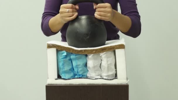 Жінка ставить важку вагу на ортопедичний матрац з незалежним пружинним блоком — стокове відео