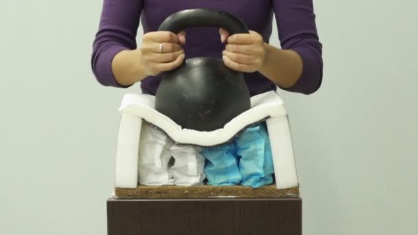 Mujer pone un peso pesado en un colchón de espuma ortopédica con primavera — Vídeos de Stock